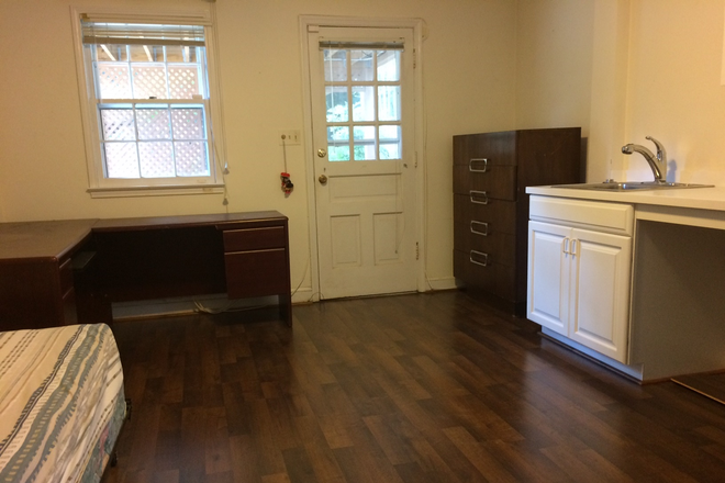 Furnishings, entry from rear garden - 4 blocks to campus, pvt. entrance, "mother-in-law" suite House