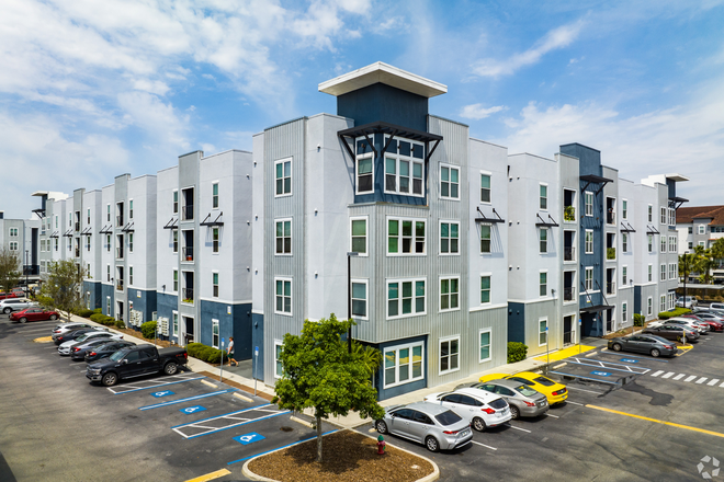 Outside - Venue at North Campus Short Spring Sublease – Private Bed/Bath in 4x4 Apartments