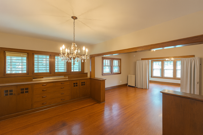 Dining / Living Room(s) w/ wood built-ins - 3 BLOCKS FROM  CAMPUS! - 3 BEDROOMS / 1 BATHROOM - ALL UTILITIES FREE (except electricity)
