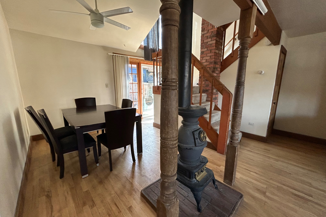 dining area - Female only residence! SPG 2026 SUBLEASE. $100 OFF RENT in Jan. 14 min walk/ 5 min bike to camp