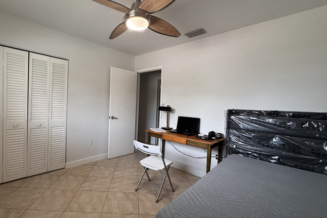 room number 2 with share bathroom - furnished room with private bathroom House