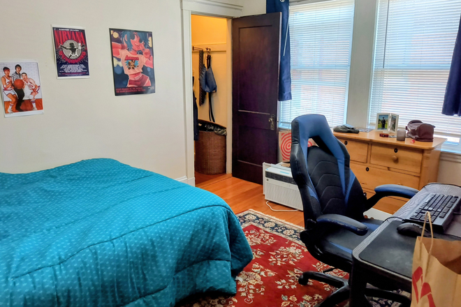 bdrm 1, walk-in closet - Large and Sunny 3+ bdrm apartment in Brighton Center, easy access to BC and BU!