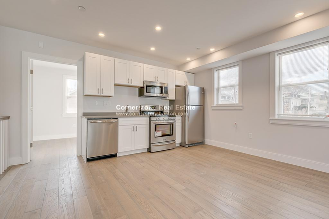 . - Top Floor, W/D in unit, Hardwood floors, 2 Full Bathrooms Apartments