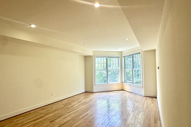 4 Bed Living Room - 1115 Wertland St. - Only 1 Left for 2026-27 Apartments