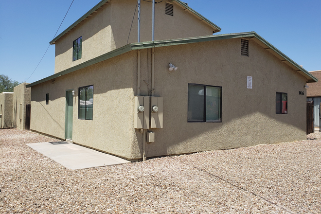 Exterior - Large 5 Bedroom Home with 4 BATHROOMS!!