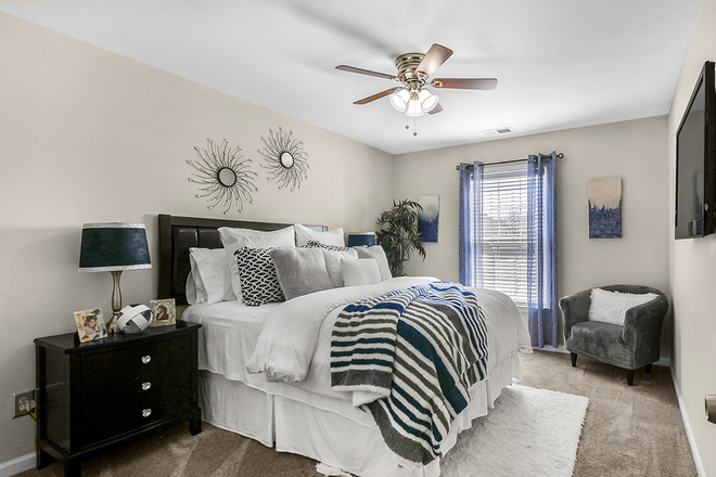 Large fully furnished bedroom with lots of natural light - Large FURNISHED Bedroom w/PRIVATE Bath for Rent Near KSU Main Campus - ALL UTILITIES INCLUDED!