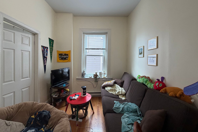 Living Room - NEWLY AVAILABLE – Comfy Room in East Boston Share – 9/1 Move-In (SUBLET) Apartments