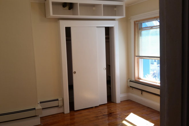 available room refreshed walls and floor - Brookline, Coolidge Cnr, Room in a shared house, $1200 incl.utils, walking distance to BU