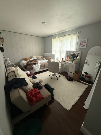 Upstairs room for lease - 29 tamarack drive ( price negotiable)