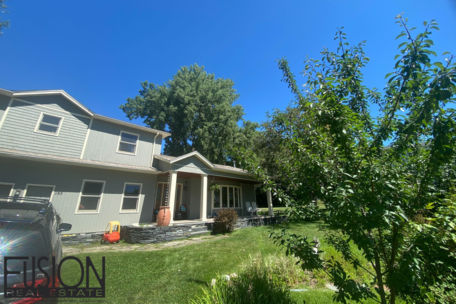 Front Yard - Large, Beautiful, Furnished Home Near the Bay - One Year Lease Only