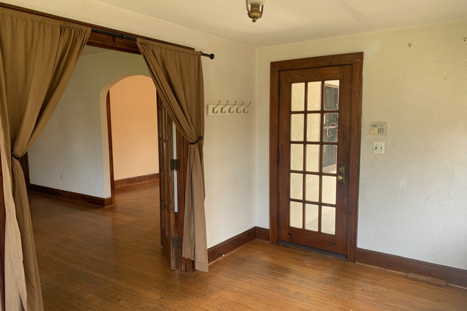 sun room looking left to living room - Graduate Students sought shared housing through June in SoNo waterfront area House