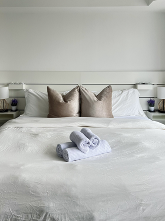 Main bedroom - King bed - Luxury 2BR 2BTH Furnished Suite in Yorkville | U of T Adjacent Condo