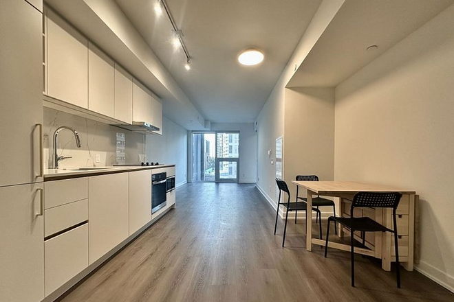 living area - 1 Furnished Den in 2+1 Bedroom on Wellesley St