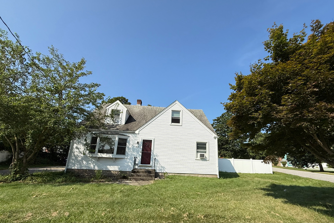 Front - Bus line Individual room available for rent Foster Dr SH for UCONN & ECSU, 2026-2027 academic year House