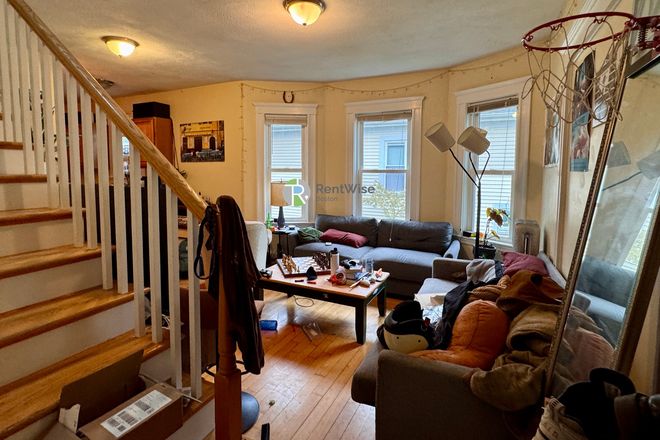 1 - Spacious 6B/2B with no broker fee close to Tufts! Duplex