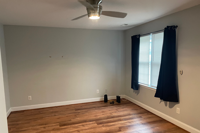 Living Area - Apartment Accross from Campus
