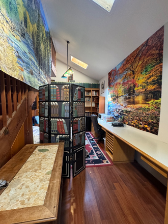 Desk - Beautiful house looking in Berkeley for housemate