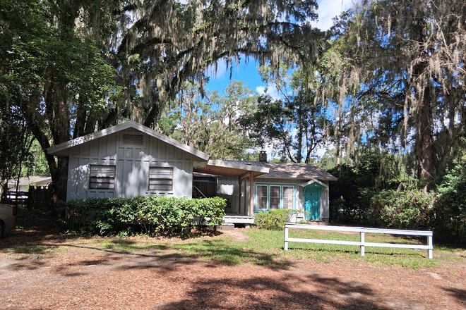 FRONT YARD - 1 BLOCK TO UF LAW SCHOOL, 1 MILE TO STADIUM. 2BED/1BATH HOUSE.