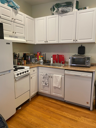 . - 3 Bed / 1 Bath w/HEAT + HOT WATER INCLUDED avail. 9/1