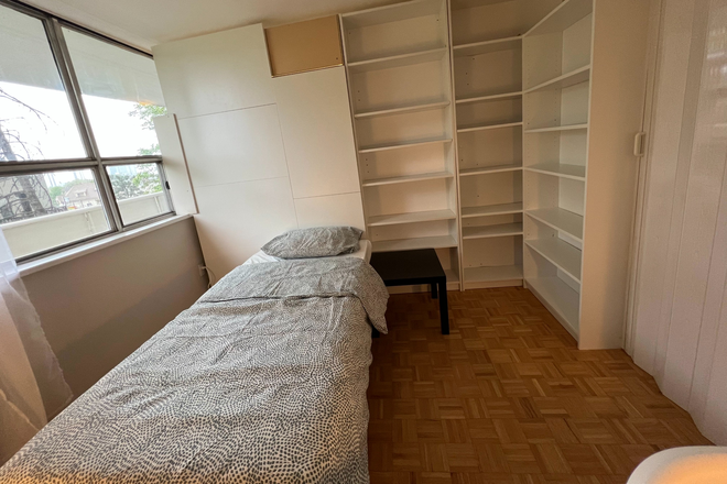 Bed B - Charming Room in Downtown Toronto Condo