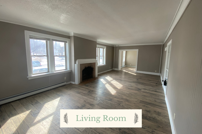 Living Room - Five Bedroom Home in Lincoln Park