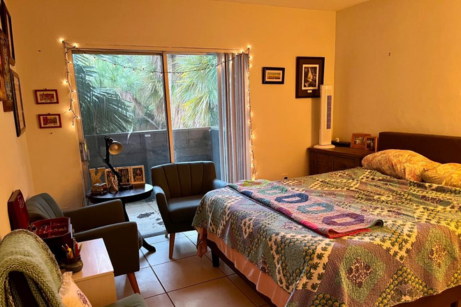 Bedroom - Apartment, close to metrorail and UM campus