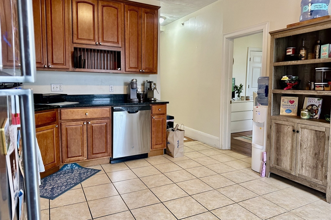 . - 3 Bed / 1 Bath w  LAUNDRY IN UNIT! Off-street parking options! Available NOW!! Apartments