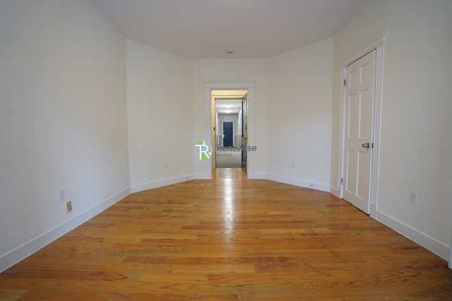 1 - Amazing Studio and 1 bedroom | Avail June-July | H/HW inc | Fitness Rm | No Broker Fee Apartments