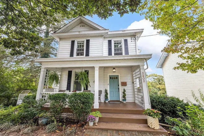 Front of house - Lovely Victorian Home 10 Minutes from LU