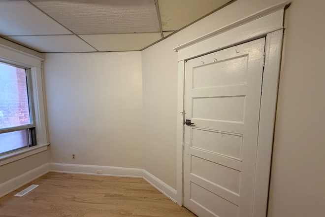 Bedroom - ★ 1 Large Bedroom Downtown (College and Shaw) ★