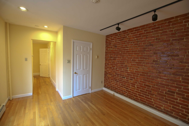 Living room - Great 2-bedroom apartment near MIT for July 1
