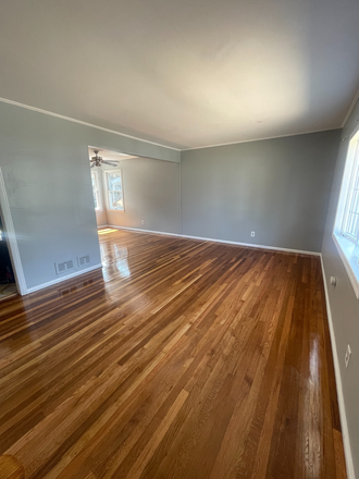 Living Room - Still Available June 1 ! 6 Bedroom 2 Bath House