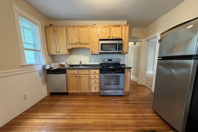 1 - AUGUST 2026 -Bright and spacious 3 bed/1 Bath /No Fee! Triplex