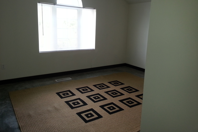 bedroom - 2 BR 1.5 BATH TOWNHOUSE -Large Spacious Apartment, INTERNET & PARKING INCLUDED