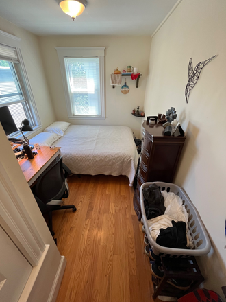 Bedroom - Bedroom in 4-bedroom 2-bathroom apt (furnished, near SidPac)