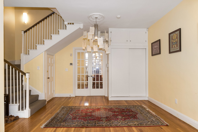 entrance lobby - Superb house on Beacon Hill, within walking distance of campus, for up to 5 roommates or a family
