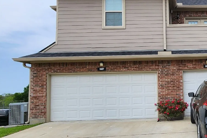 Townhome Garage - Townhome near campus