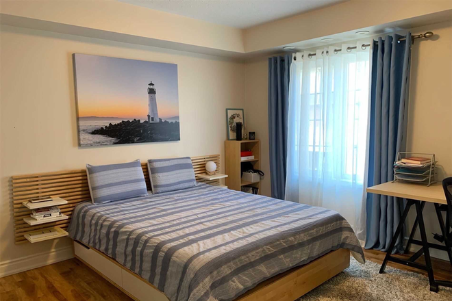 The Master Bedroom - 1 furnished Master Bedroom on Dundas/Mavis intersection. one 8-minute bus ride away from UTM