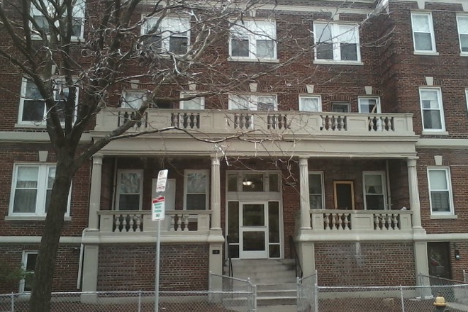 Hub Realty - Spacious 2 bedroom with large kitchen, on green line T Apartments
