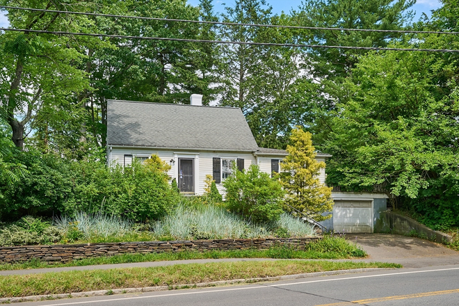 Front of house - Bedroom in 4BR house just steps from campus + downtown w/ quiet seniors + grad students [SPRING SE