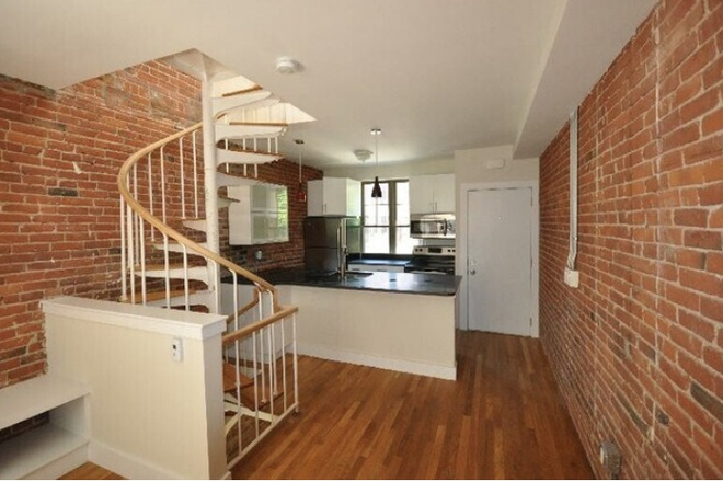 Main floor - Summer 2 Sublet - Near Northeastern (Flexible on rent!)