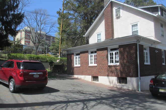 Outside looking toward Freeman Hall - Across from MSU Campus on Valley Rd for Now and Spring 2026 Female Double room - and 1 single House