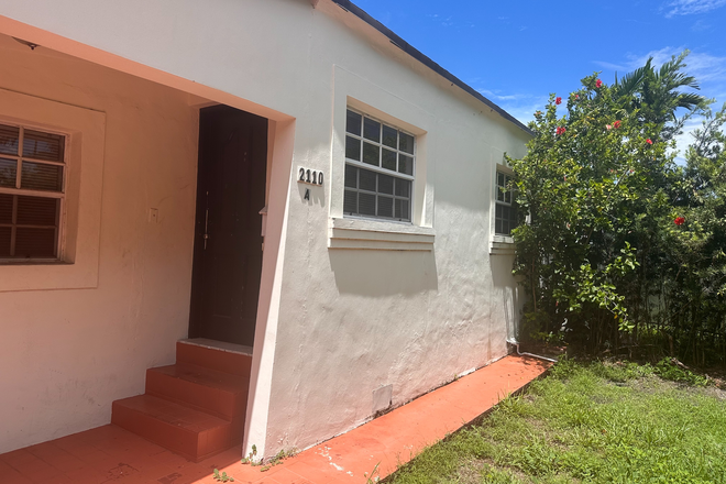 Another view of the front of the house and private yard, perfect for spending time in the sun! - Cozy and walk-able 2-bedroom house