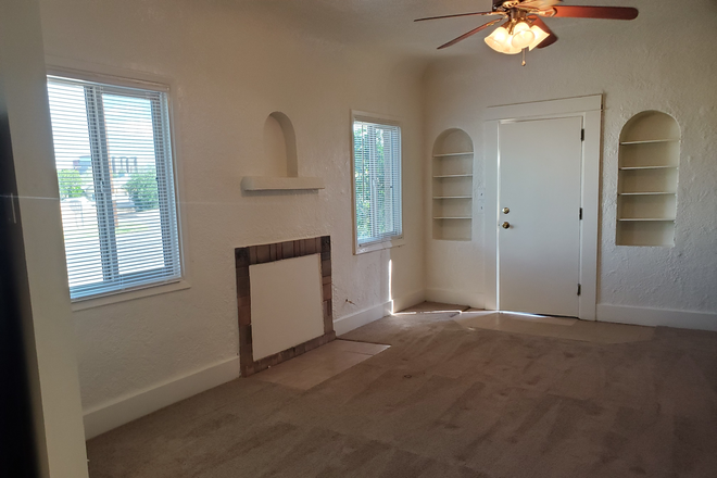 original touches - 5 Bedroom Close to Campus - Living room and separate entertaining space House