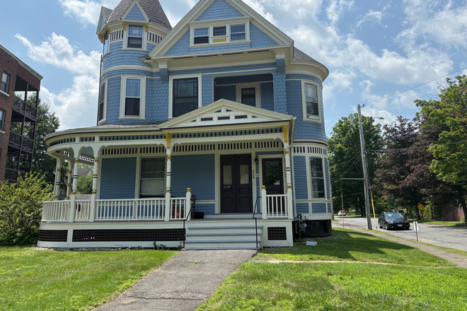 Exterior Front - 320 Elm Street #3, Northampton, MA. - 1-Bedroom Apartments