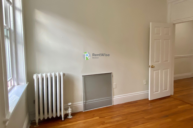 1 - Comm Ave 2 bed Split, Elevator, H/HW inc. Fitness Rm, No Fee Apartments
