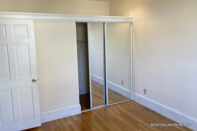Call/text 602-317-9877 for a showing. - JUST REDUCED / 3BR FOR $4400 WITH NO BROKER FEE! / LOOK AT PICS!! Apartments