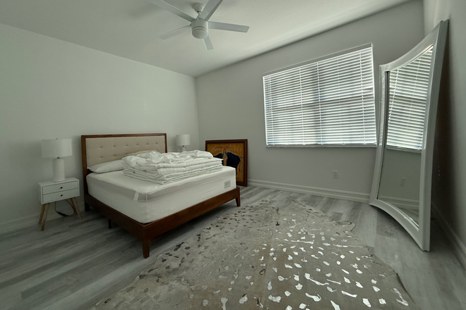 bedroom - Fresh private room in townhouse with bathroom in furnished living room and kitchen, laundry room