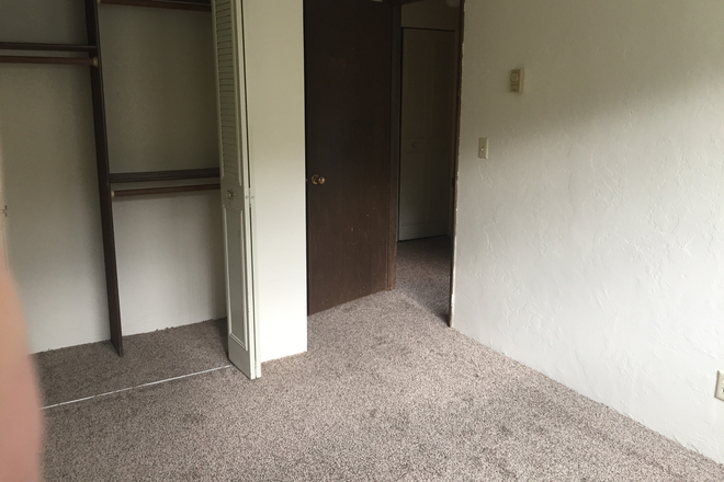 Bedroom 2 - Two Bedroom Apartment For Two Persons Close To U of O Campus With Under Building Parking