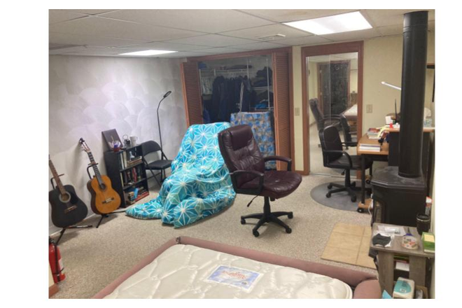 Ground Level Private Bedroom - 72 Locust Duplex